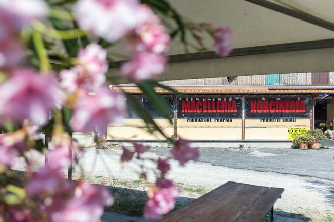 Sala del ristorante Liberati con portico verandato a Poggio Nativo