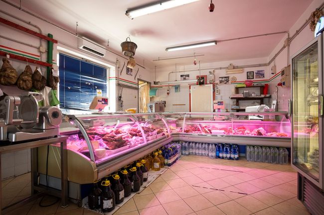 Banco della macelleria Liberati a Poggio Nativo con tagli di carne freschi