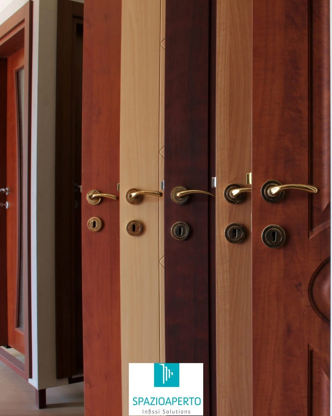 Porte in legno con maniglie in ottone esposte in uno showroom.