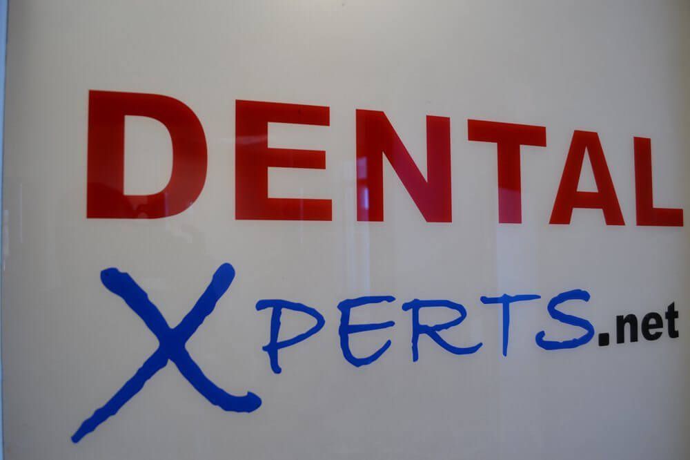 A sign that says dental experts.net on it