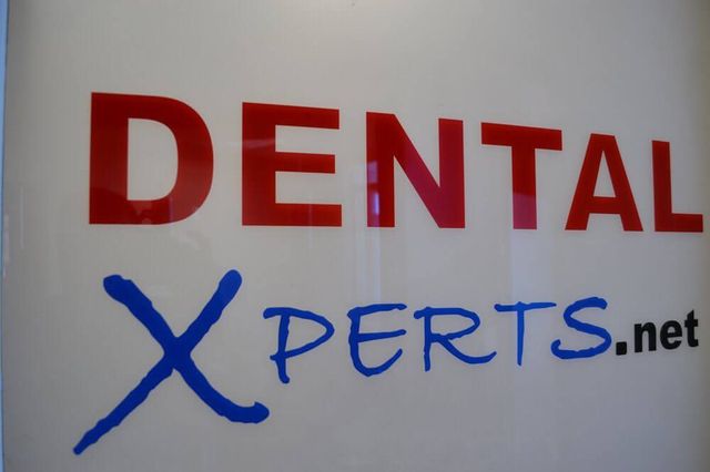 A sign that says dental experts.net on it