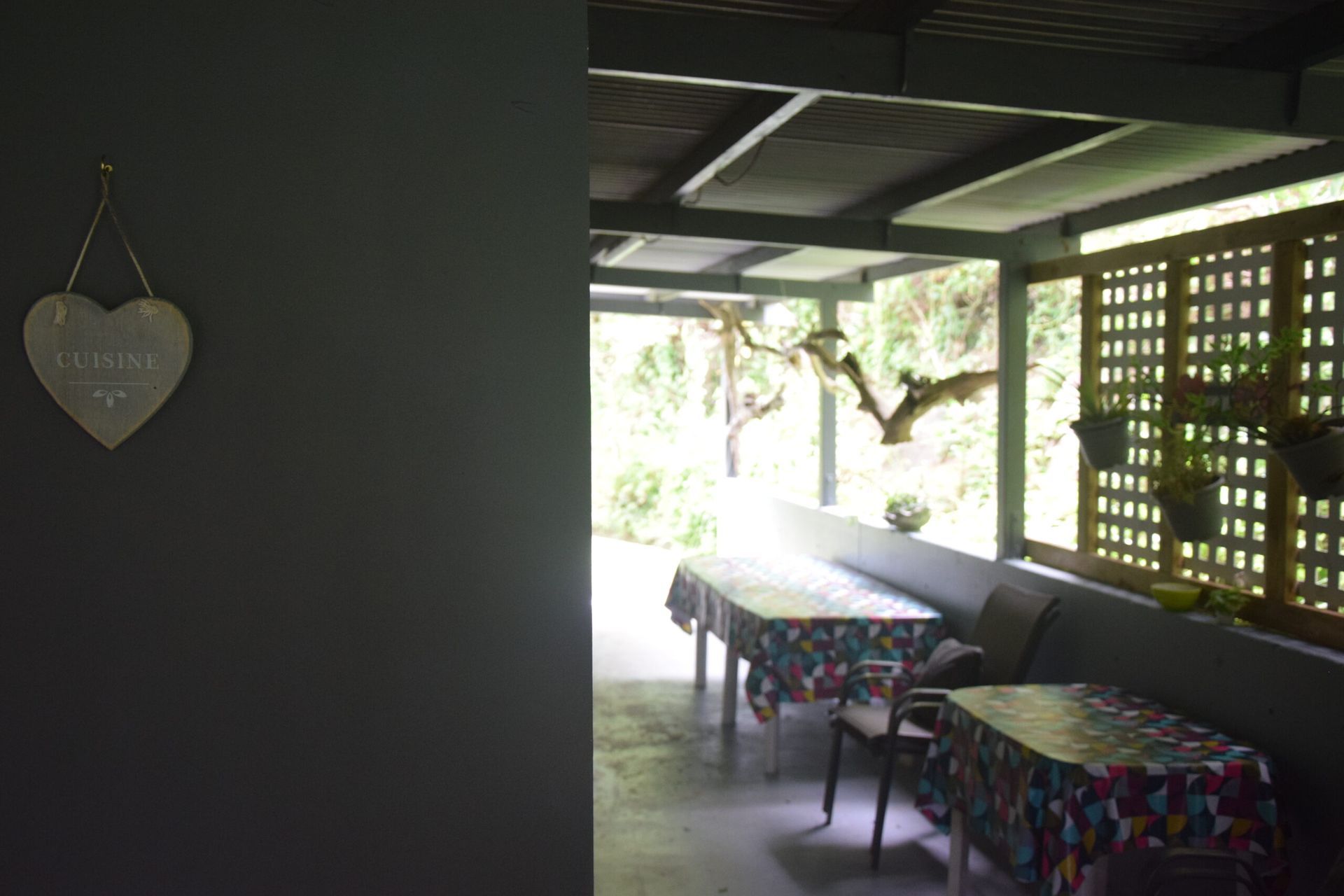 Une pièce avec tables et chaises et un cœur accroché au mur.