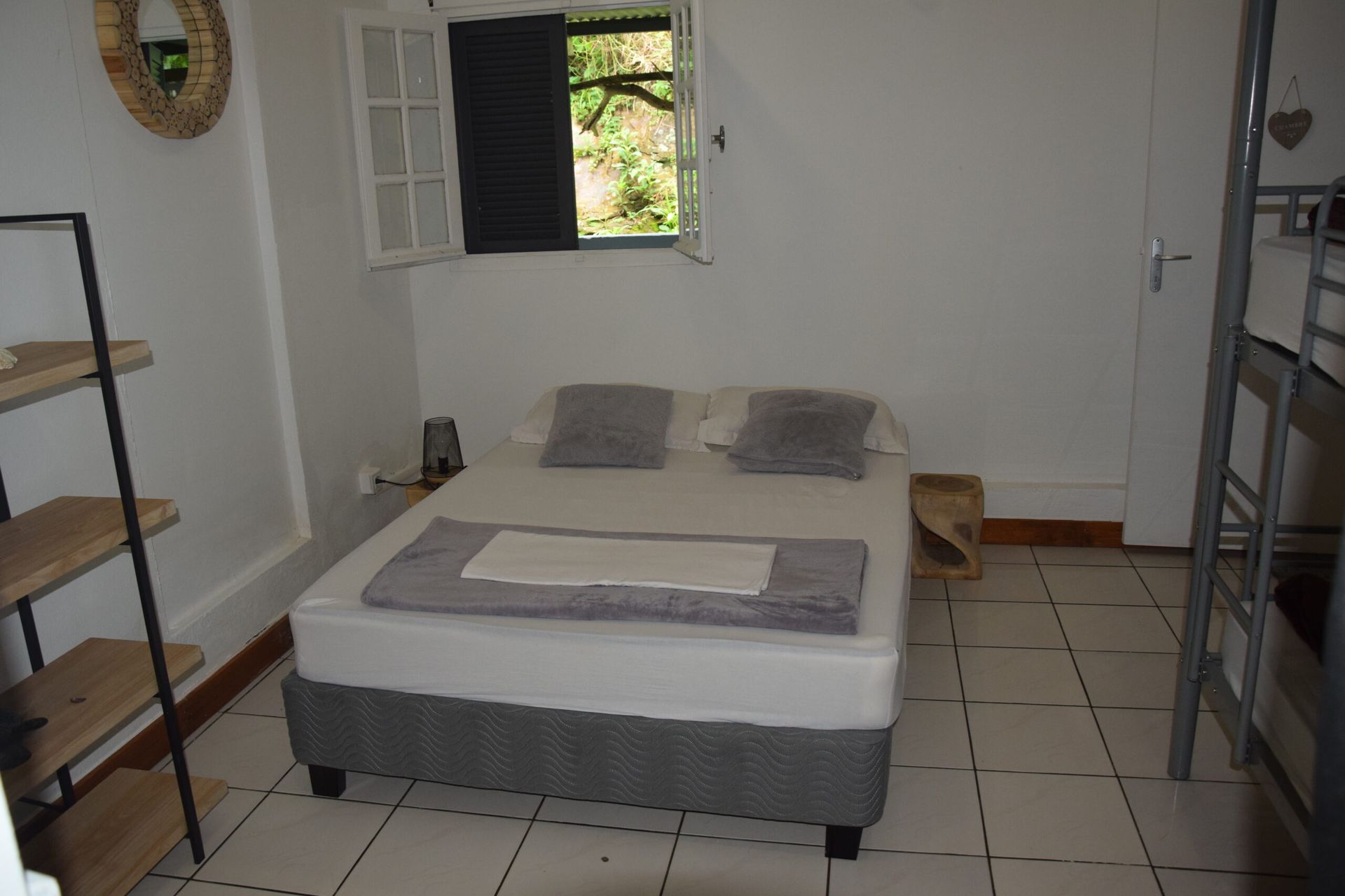 Une chambre avec un lit et un lit superposé.