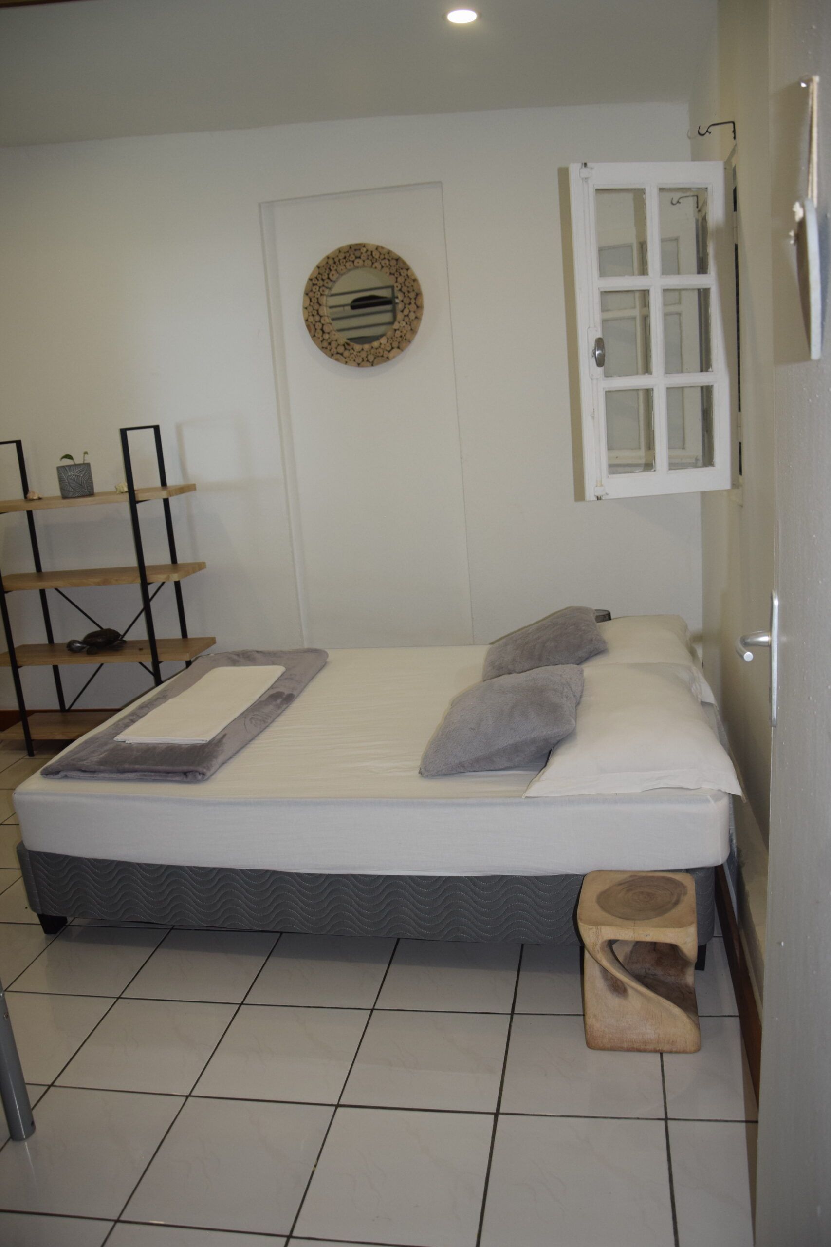 Une chambre avec un lit et une fenĂŞtre.