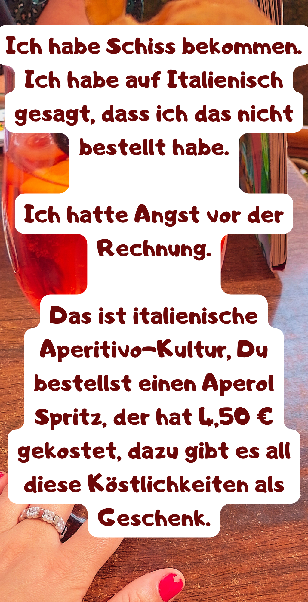 Mein erstes Mal in Italien war die Piazza Tre Martiri.
Ich habe mir einen Aperol-Spritz bestellt.
Die Kellnerin hat den Tisch mit Oliven, kleinen Tramezzini und Pizzetta voll gestellt.
