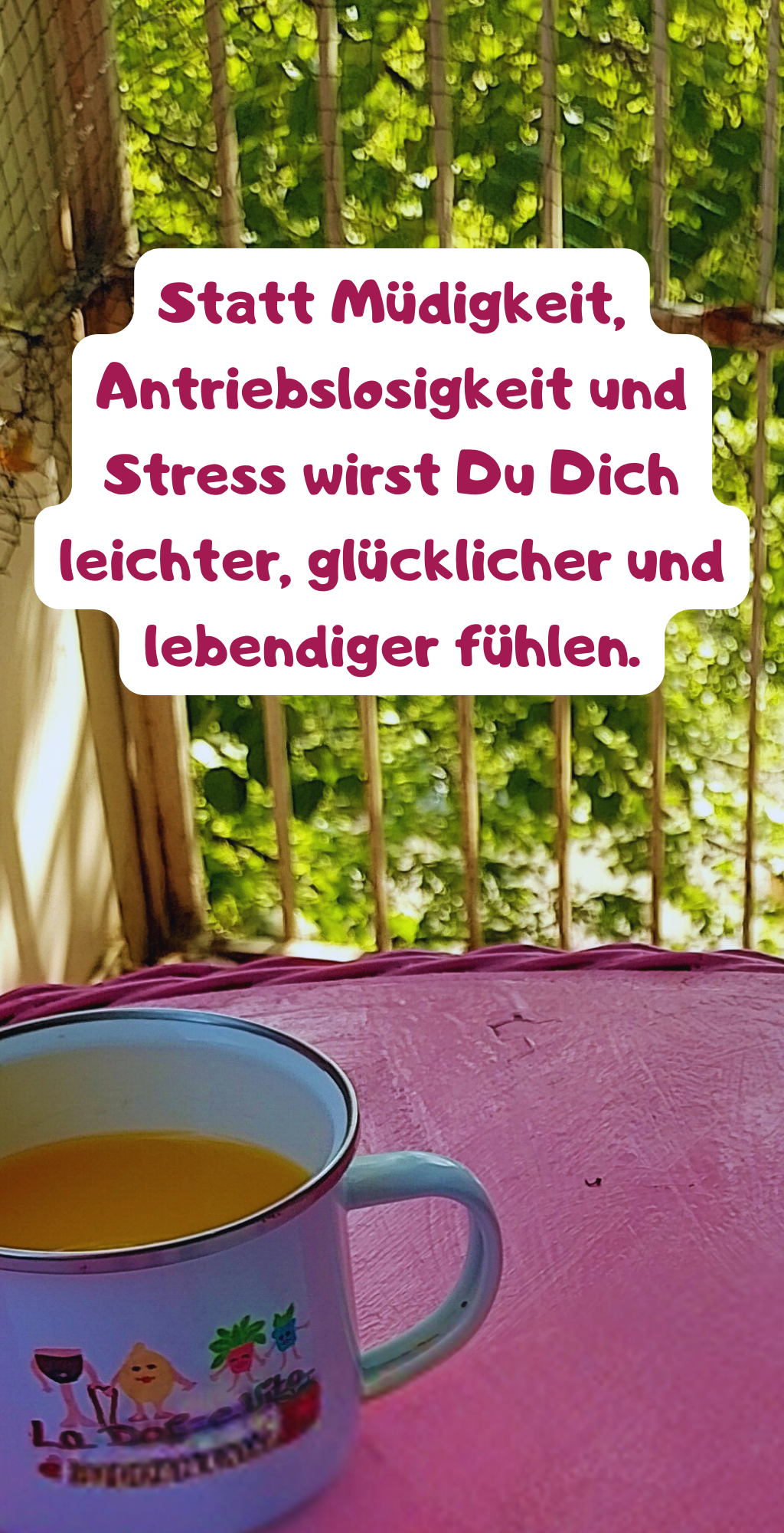 Ein liebevoll gedeckter Tisch, gutes Essen, ein Glas Wein oder Tee, Musik und ein bewusstes Abschalten von der digitalen Reizüberflutung – all das schafft Rituale, die uns erden und glücklich machen.
Wenn Du Dich jeden Abend bewusst für das Leben entscheidest, anstatt Dich in Bildschirmen zu verlieren, wirst Du merken, wie sehr sich Deine innere Haltung verändert.
