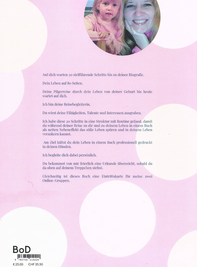 Auf dich warten 20 zielführende Schritte bis zu deiner Biografie.
Dein Leben auf 80 Seiten.
Deine Pilgerreise durch dein Leben von deiner Geburt bis heute wartet auf dich.
Ich bin deine Reisebegleiterin.
Du wirst deine Fähigkeiten, Talente und Interessen ausgraben.
Ich habe diese 20 Schritte in eine Struktur mit Routine gefasst, damit du während deiner Reise zu dir und zu deinem Leben in einem Buch als netten Nebeneffekt das süße Leben spüren und in deinem Leben verankern kannst.
Am Ziel hältst du dein Leben in einem Buch professionell gedruckt in deinen Händen.
Ich begleite dich dabei persönlich.
Du bekommst von mir feierlich eine Urkunde überreicht, sobald du da oben auf deinem Treppchen stehst.
Gleichzeitig ist dieses Buch eine Eintrittskarte für meine zwei Online-Gruppen.