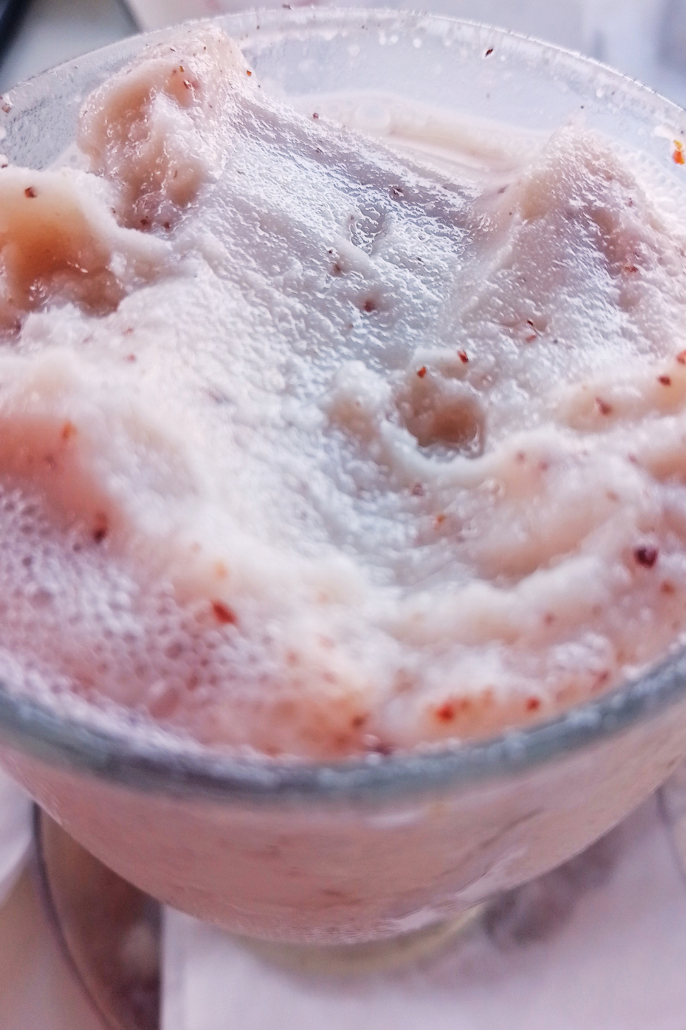 In Caltabellotta – und überhaupt in ganz Sizilien – wird Granita ganz selbstverständlich zum Frühstück gegessen.
Zusammen mit einer Brioche.
Granita ist ein Eis zum Löffeln.
Deine ciaovita Steffi in Caltabellotta.