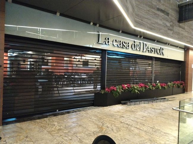 Técnico de Grupo López revisando una cortina de acero