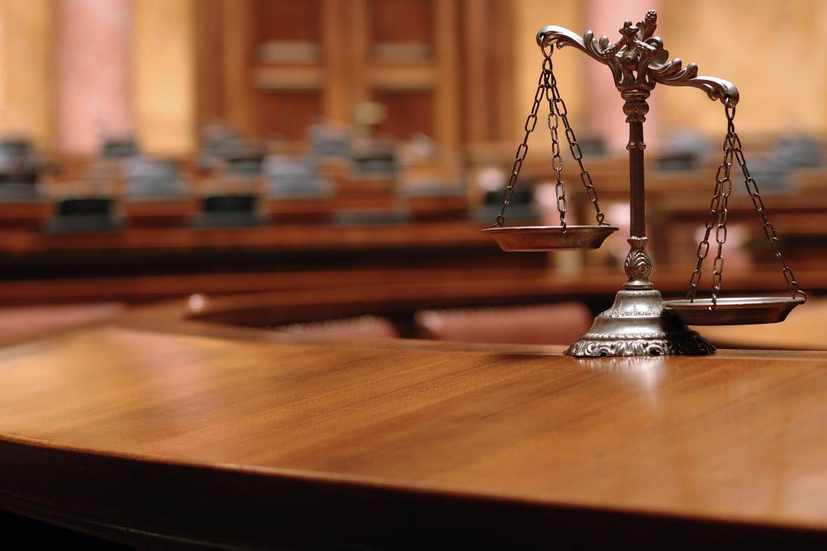A scene of a courtroom with the scales of justice near Lexington, Kentucky (KY)