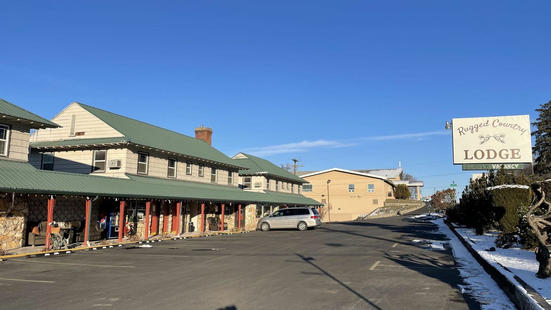 A motel with a sign that says lodge on it