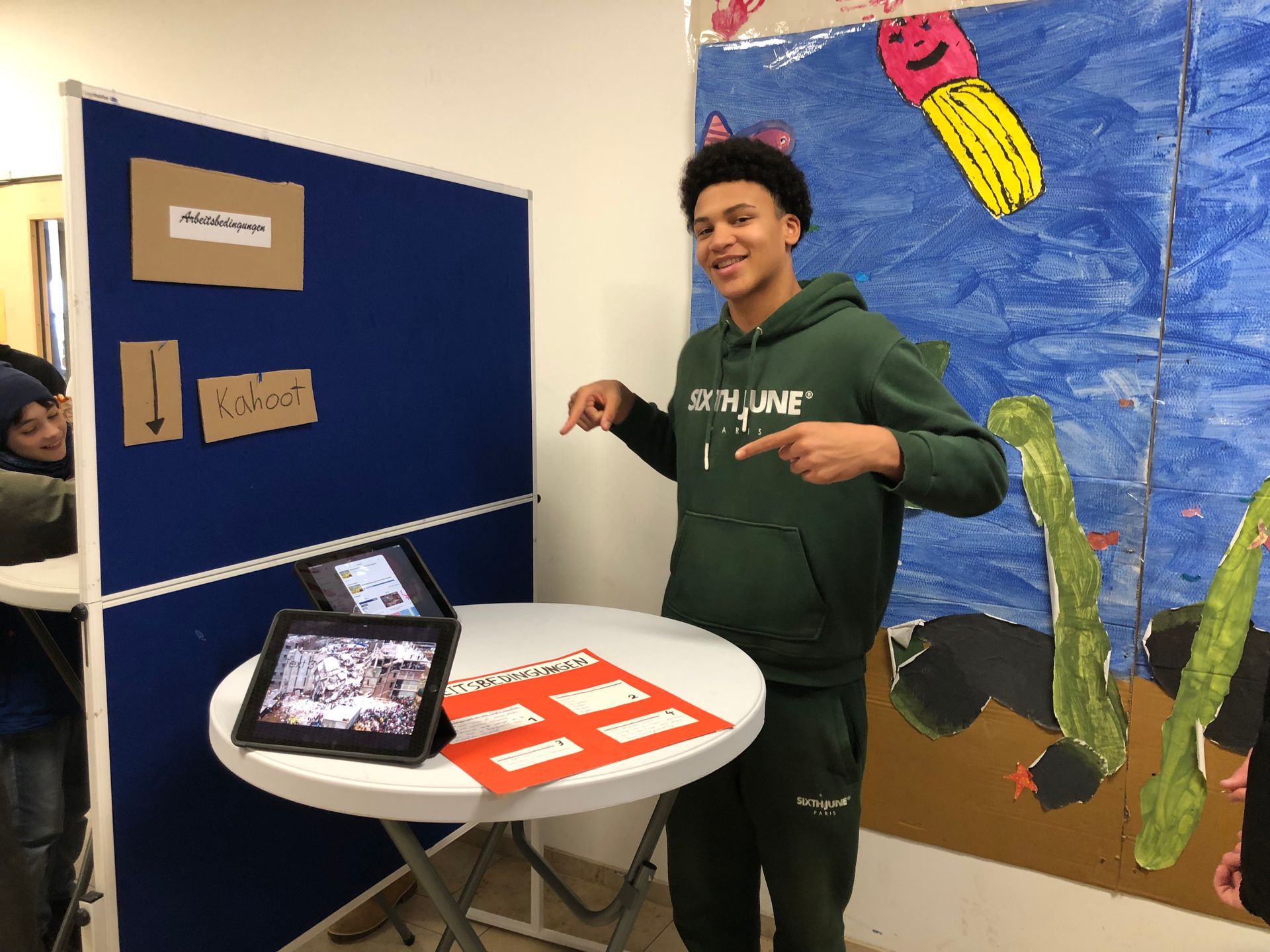 Arbeitsbedingungen bei der Kleidungsherstellung werden durch einen Film, ein
Plakat und ein Kahoot gezeigt.