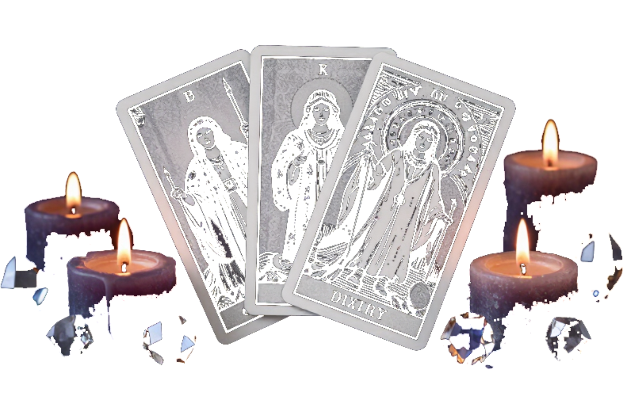 Cartas del tarot rodeadas de velas encendidas y cristales sobre un fondo blanco.