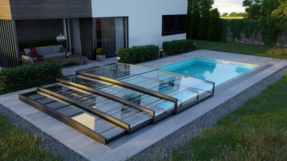 Moderner Gartenpool mit Glasabdeckung neben einem modernen Haus und Rasen