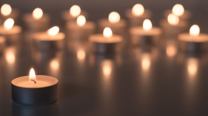 Bara di legno con composizione floreale bianca, all'interno.