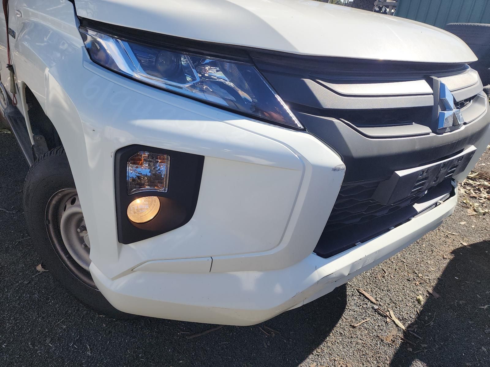 White SUV Front Bumper — South West 4WD Wreckers In Harristown, QLD