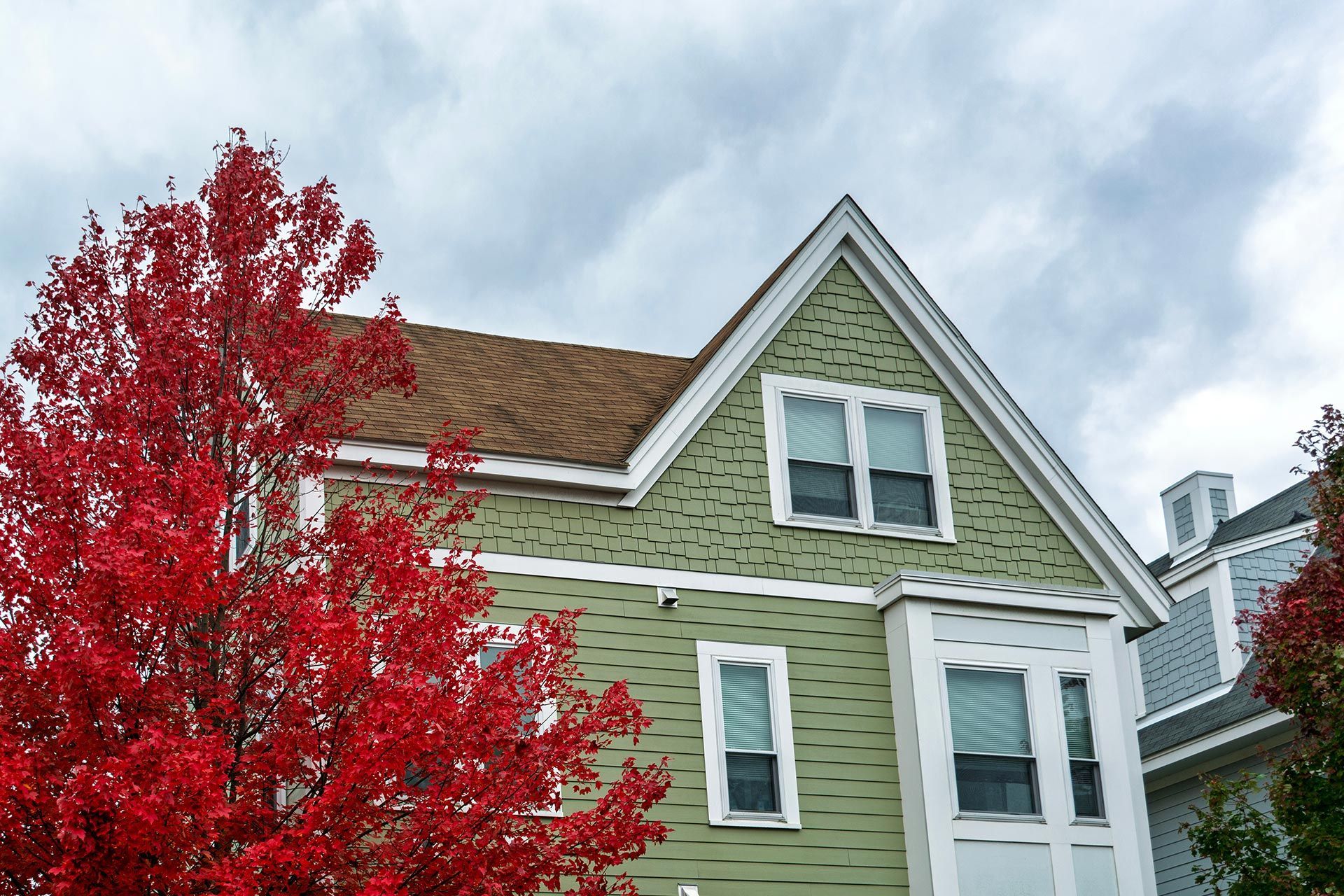 New England home with vinyl siding replacement and updated exterior showcasing quality siding contractor workmanship New England home with vinyl siding replacement and updated exterior showcasing quality siding contractor workmanship