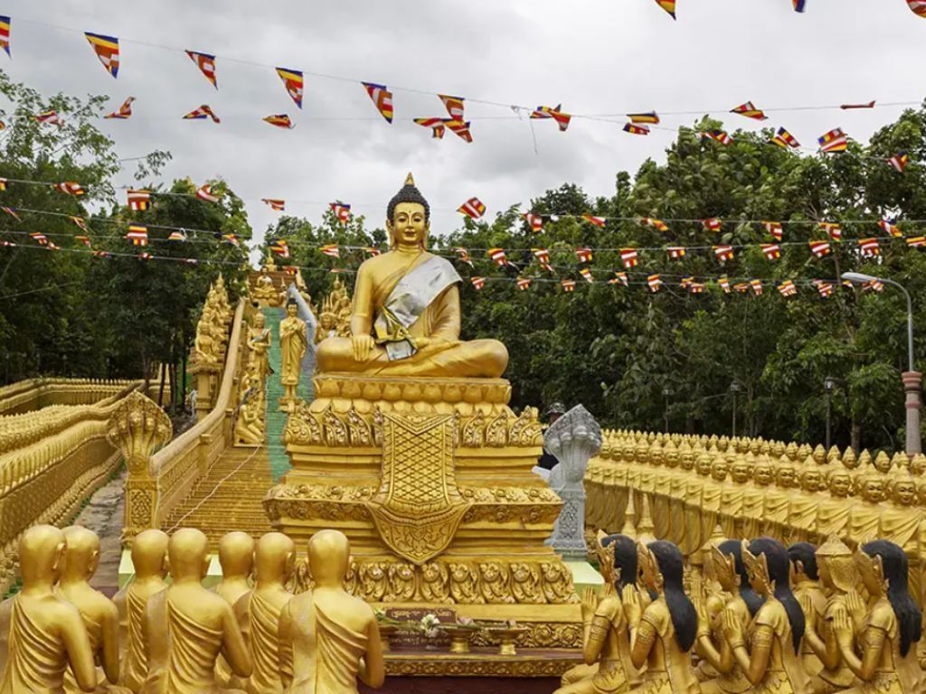 Private day tour to Phnom Tamao Wildlife Center and Buddha Kiri, featuring rescued animals and scenic temple views in Cambodia.