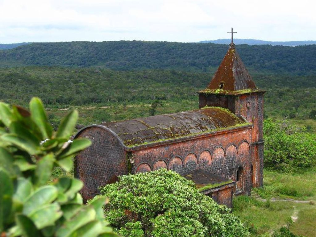 Private Bokor National Park day tour from Phnom Penh, featuring misty mountains, waterfalls, and historic French colonial buildings