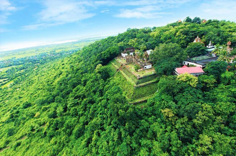 Private day tour to Oudong Mountain and Phnom Baset from Phnom Penh with cultural temples, scenic landscapes