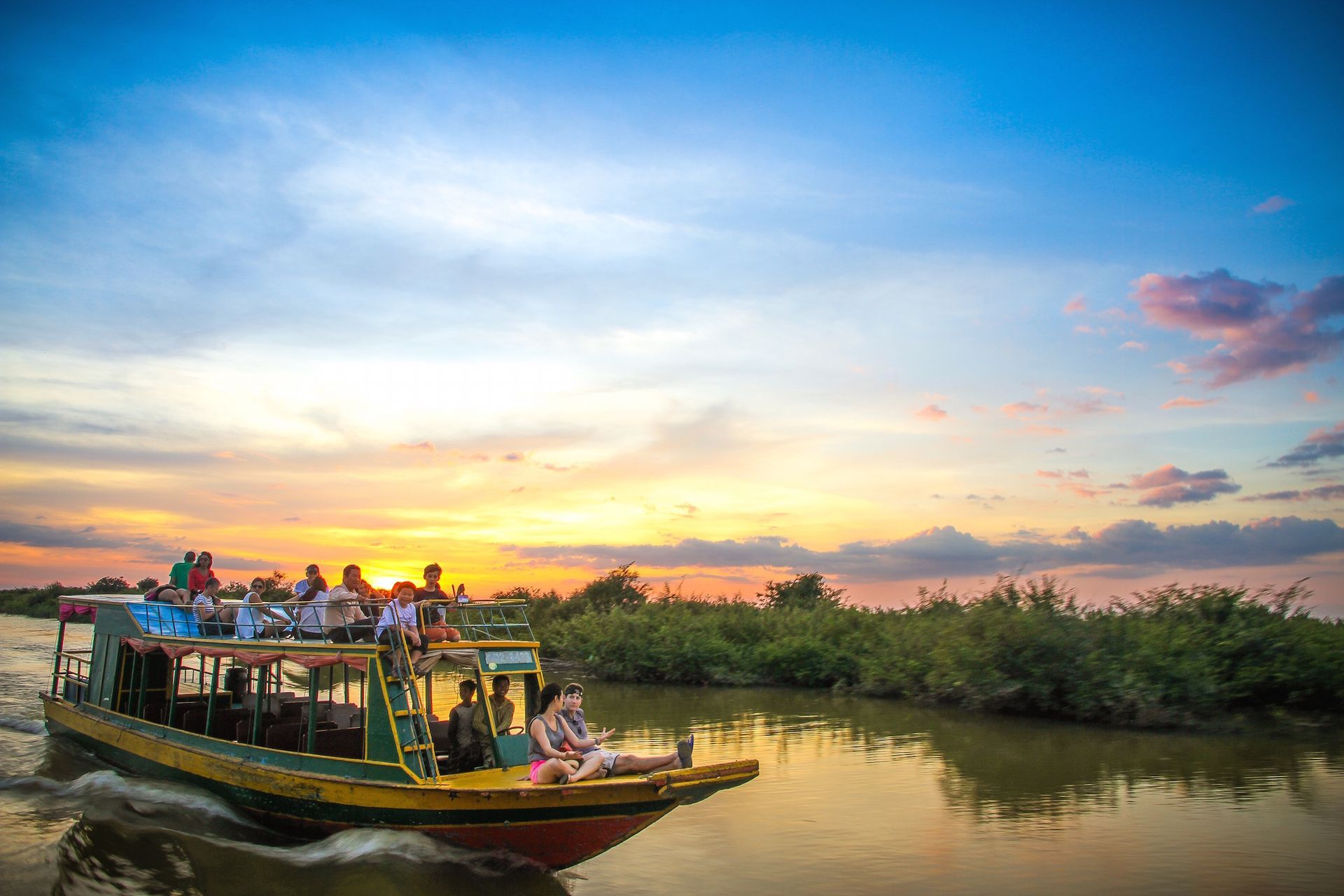 Phnom Penh city tour with a scenic Mekong River sunset cruise, featuring Royal Palace, Wat Phnom, and top attractions in Cambodia.