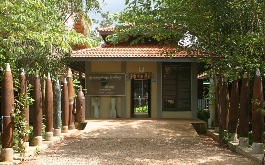 Private tour of Kbal Spean jungle trek, Banteay Srei temple, and the Cambodian Landmine Museum near Siem Reap