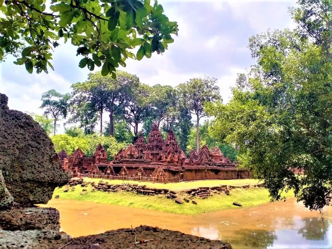 Private Angkor Wat sunrise tour with breathtaking views and visits to the top Angkor temples, including Bayon and Ta Prohm.