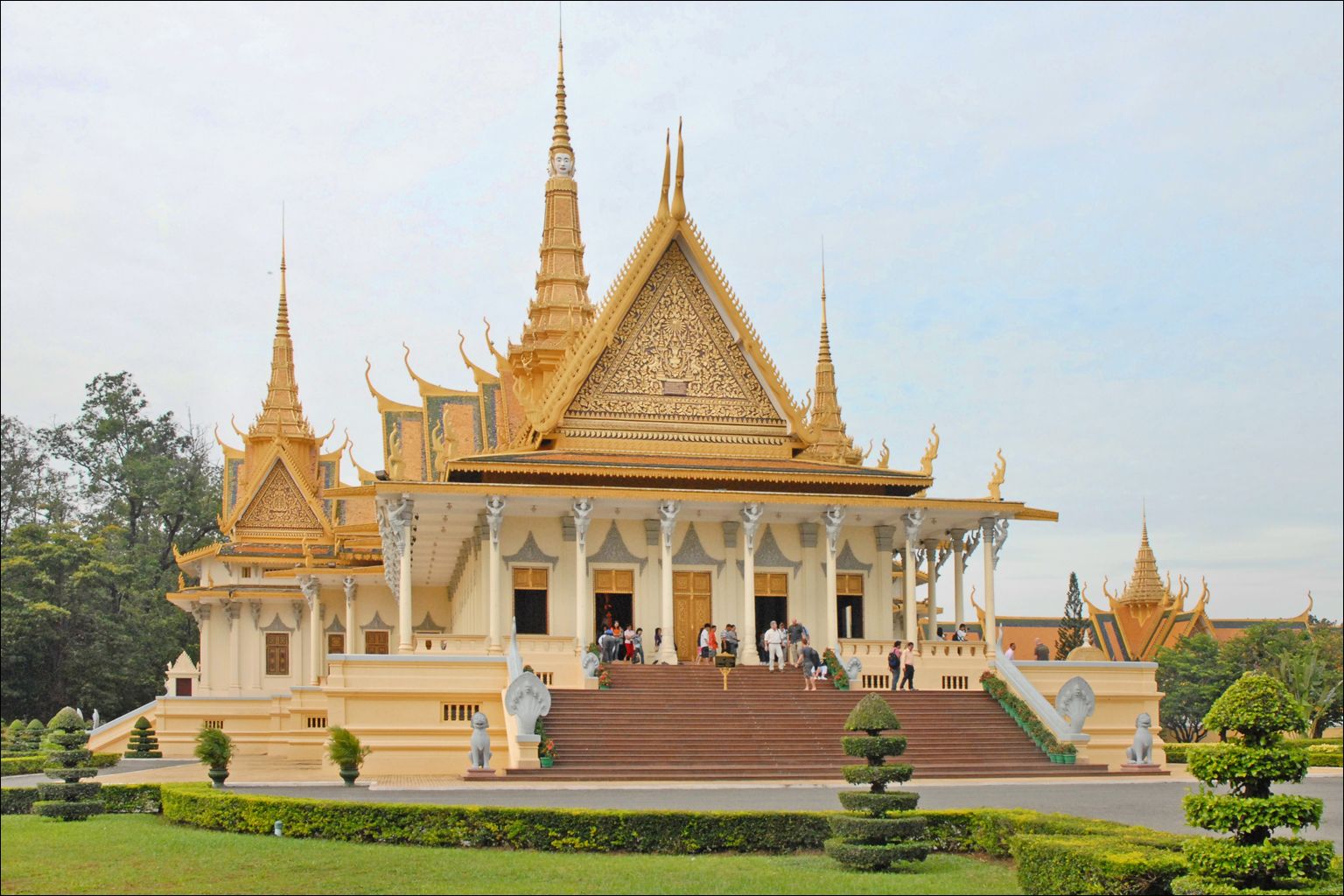 Private Phnom Penh 2-day tour visiting top attractions like the Royal Palace, Wat Phnom, and the Killing Fields with an expert guide.