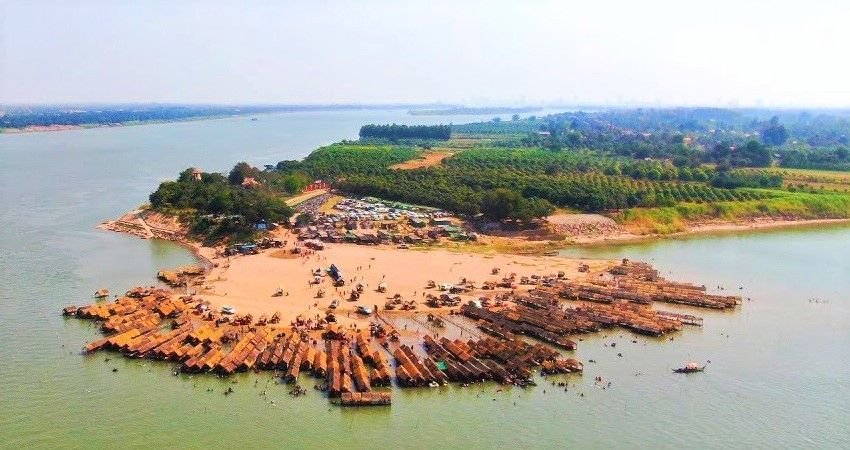 Phnom Penh private day tour to Koh Dach Silk Island, exploring traditional silk weaving, local villages, and city highlights by the Mekong River.