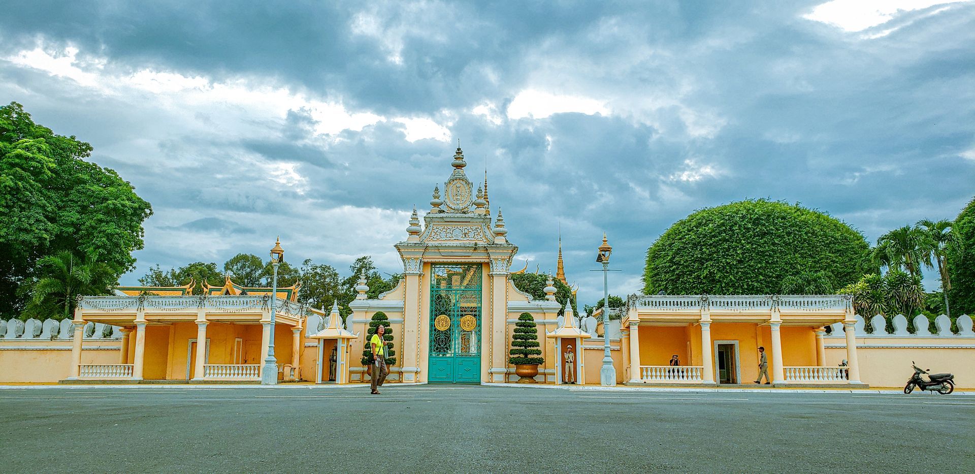 Private Phnom Penh 2-day tour visiting top attractions like the Royal Palace, Wat Phnom, and the Killing Fields with an expert guide.