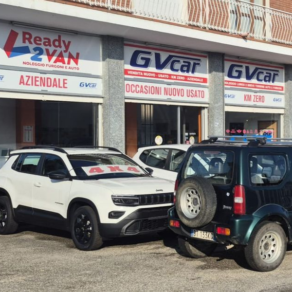 Due SUV parcheggiati davanti alla vetrina di una concessionaria di auto usate GVcar.