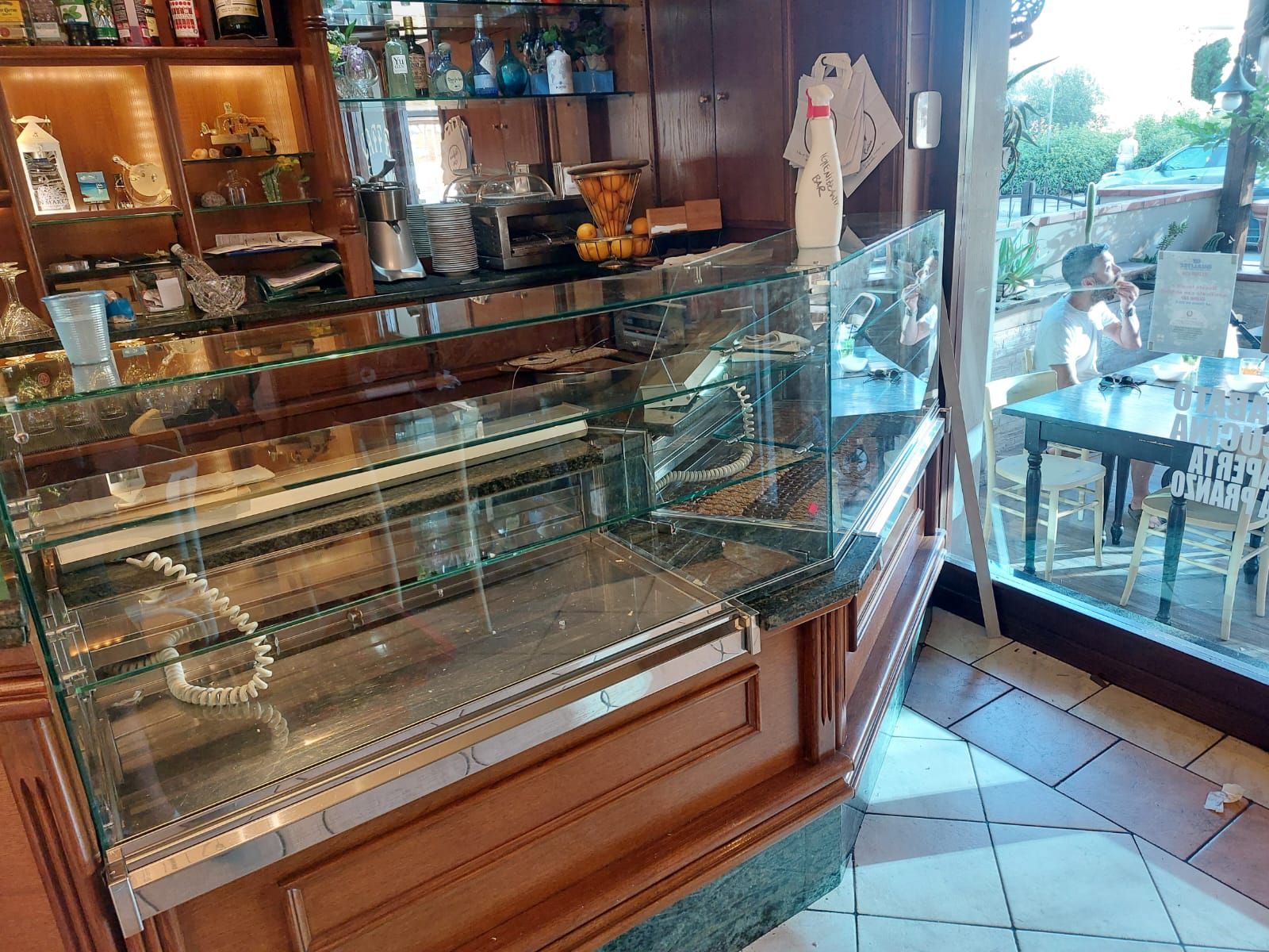 Vetrina in vetro per bancone bar e pasticceria Targetti in vetro Prato
