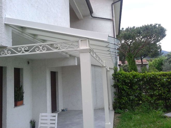 Pensilina in vetro su ingresso moderno