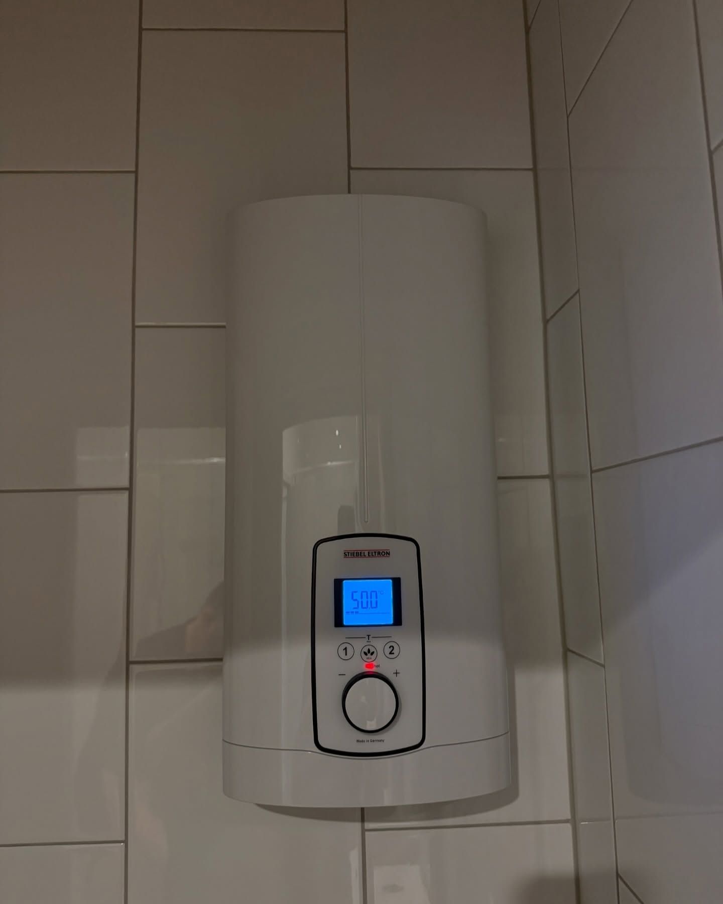 Wall-mounted electric hot water unit with temperature controls