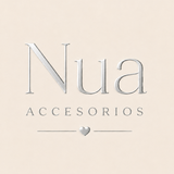 Logotipo de Nua Accessorios en texto gris plateado con un pequeño corazón y una línea horizontal sobre un fondo beige.