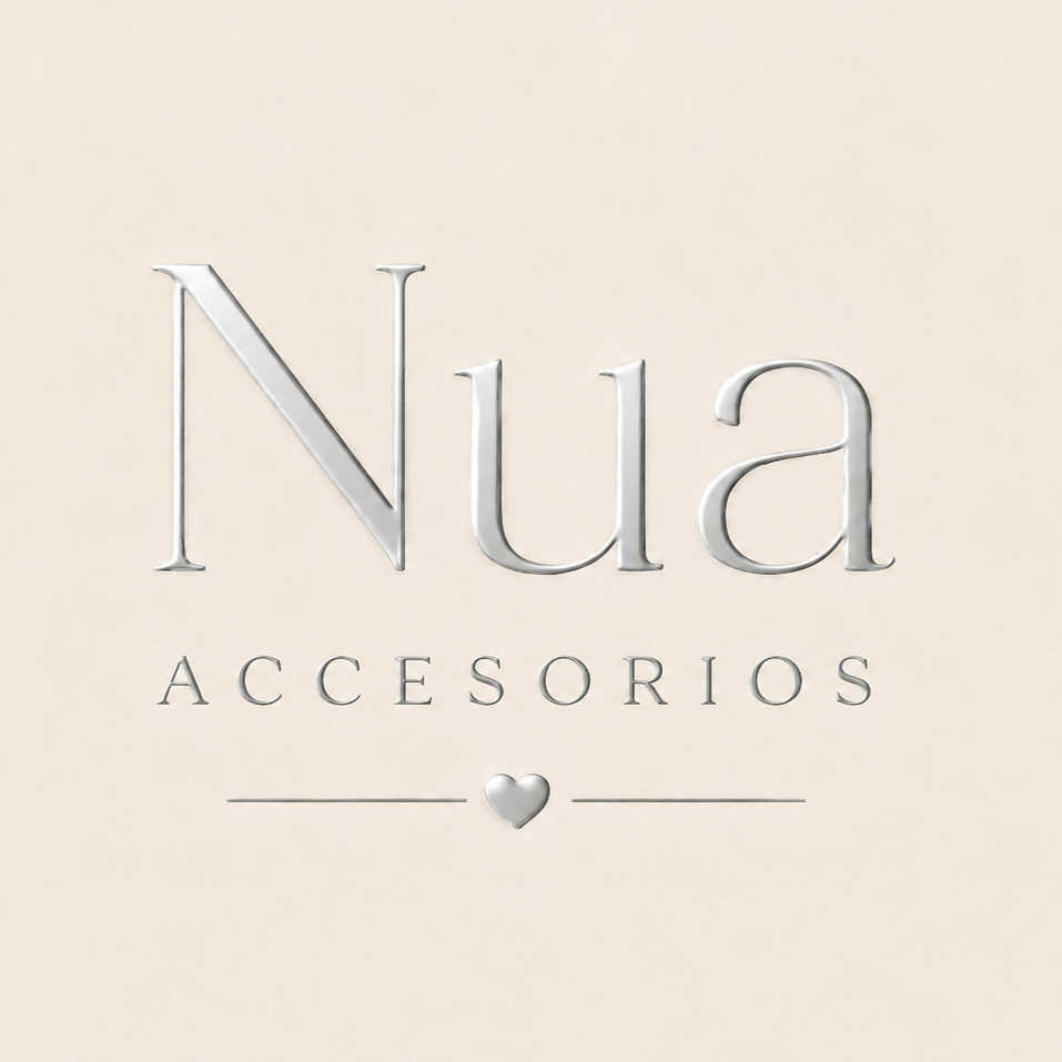 Logotipo de Nua Accessorios en texto gris plateado con un pequeño corazón y una línea horizontal sobre un fondo beige.