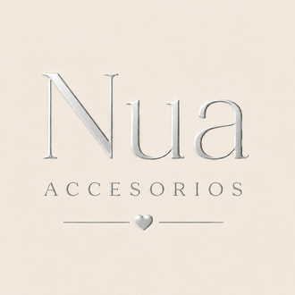 Logotipo de Nua Accessorios en texto gris plateado con un pequeño corazón y una línea horizontal sobre un fondo beige.