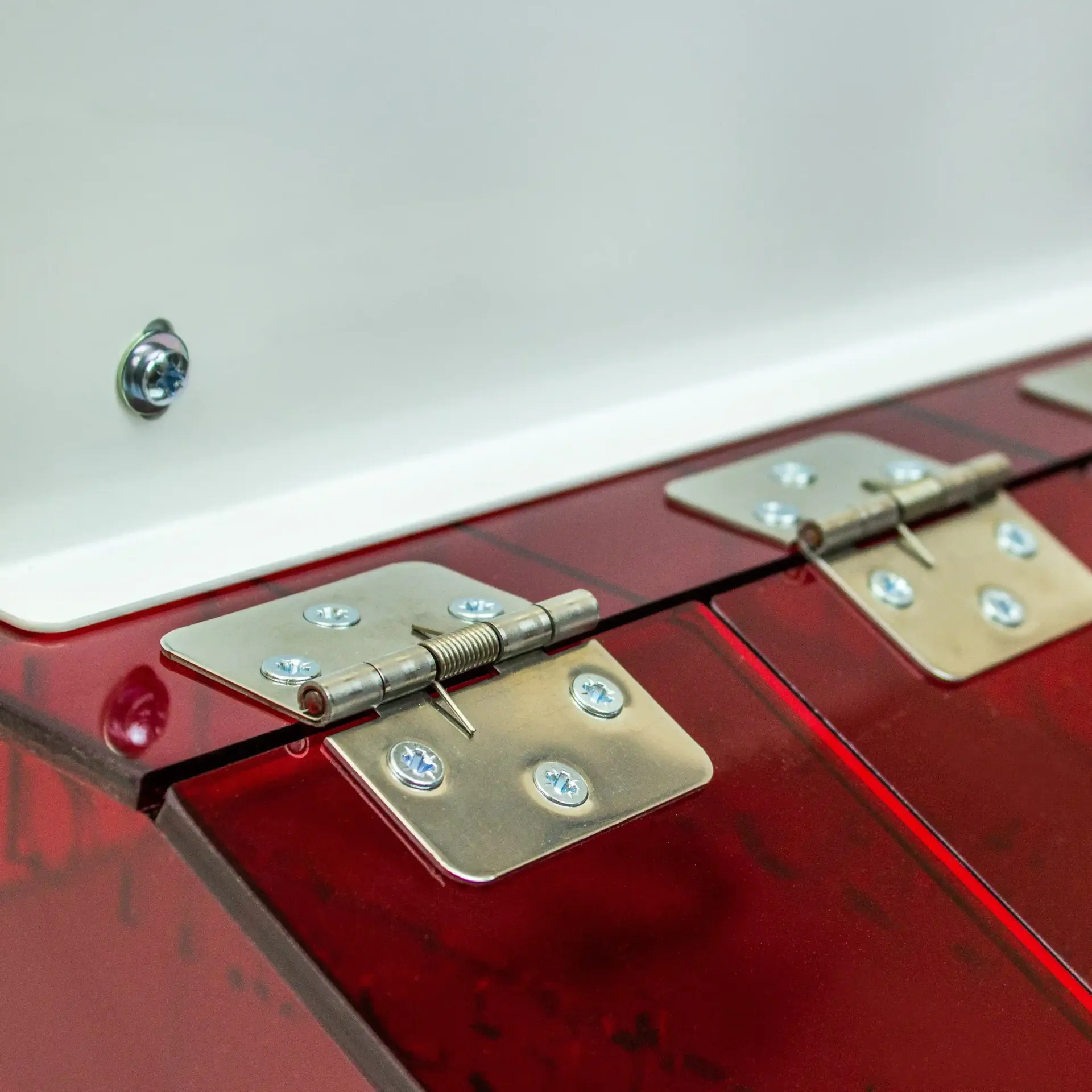 Closeup on hinges of Datesand Mini Thermacage