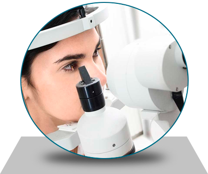 Científico observando a través de un microscopio en un laboratorio bien iluminado (primer plano)
