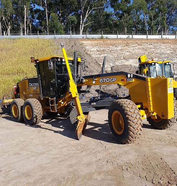 A yellow tractor with the word deere on it