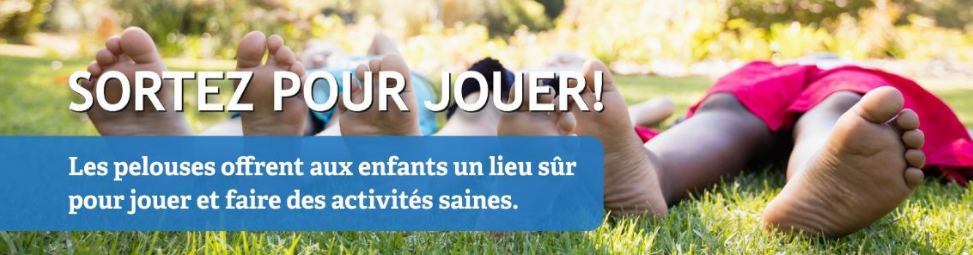 Une personne allongée dans l'herbe avec les mots sortez pour jouer