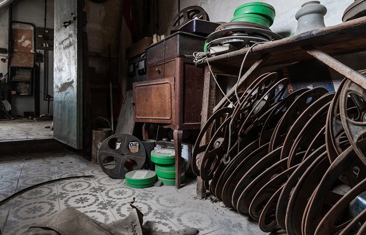 A room filled with lots of old objects and a table.