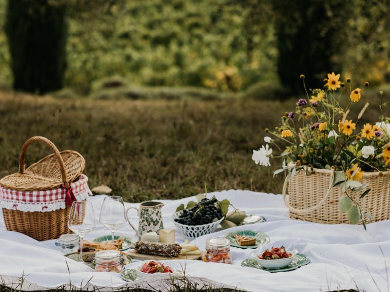 Köstliches Picknick mit Weinprobe in einem Chianti-Weingut