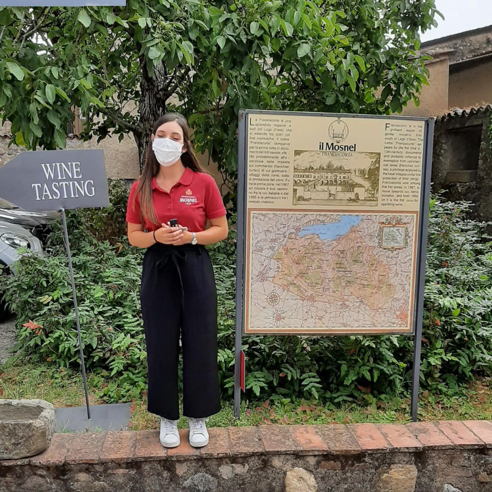 Freundlicher Tourguide im Weingut Mosnel vor der Verkostung
