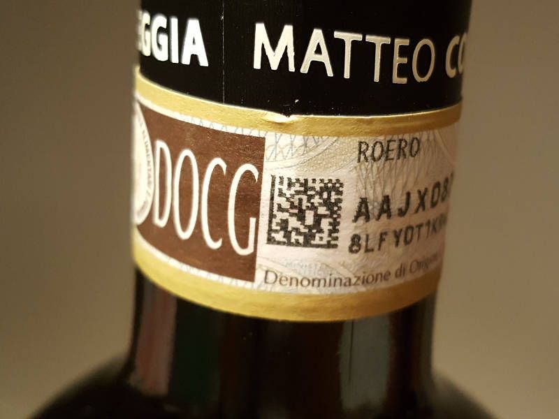 DOCG-Etikett am Flaschenhals einer italienischen Weinflasche