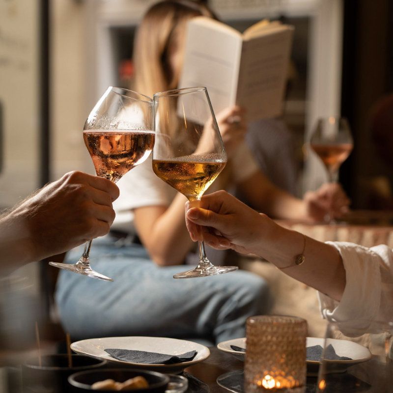 Genießen Sie gemeinsam ein Glas Wein in einer der vielen Weinbars von Florenz.