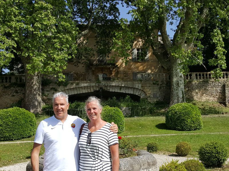 Renata und Dennis vor Château Canorgue aus dem Film Ein gutes Jahr (a Good Year)