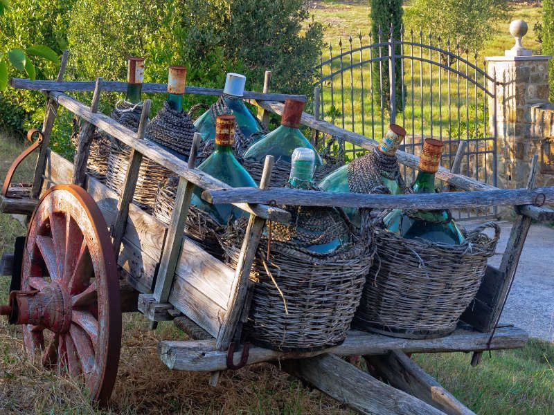 alte italienische Weinflaschen auf einem Wagen