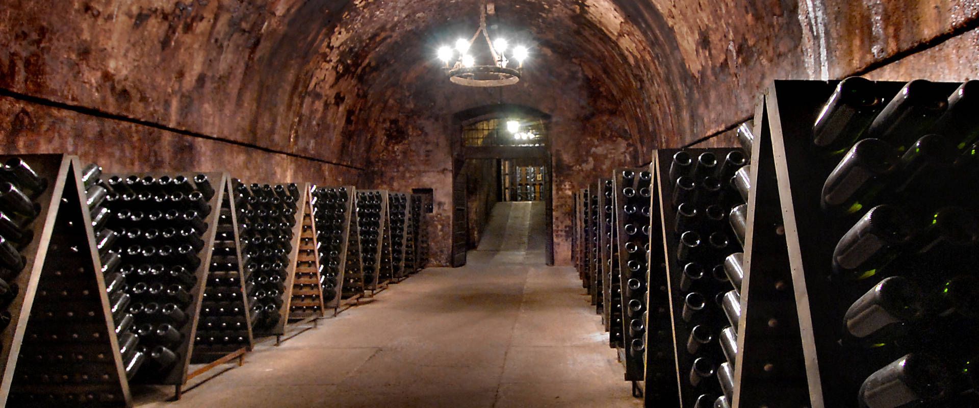Italienischer Champagner reift im Keller.