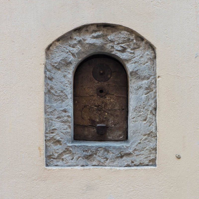 Foto eines der berühmten Weinfenster in Florenz